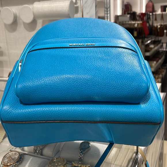 Michael Kors Bex Medium Pebbled Leather Backpack
COLOR SANTORINI BLUE
NWT - Picture 15 of 16